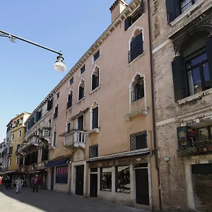 Majestic Rialto House By Wonderful Italy , Venice Italy